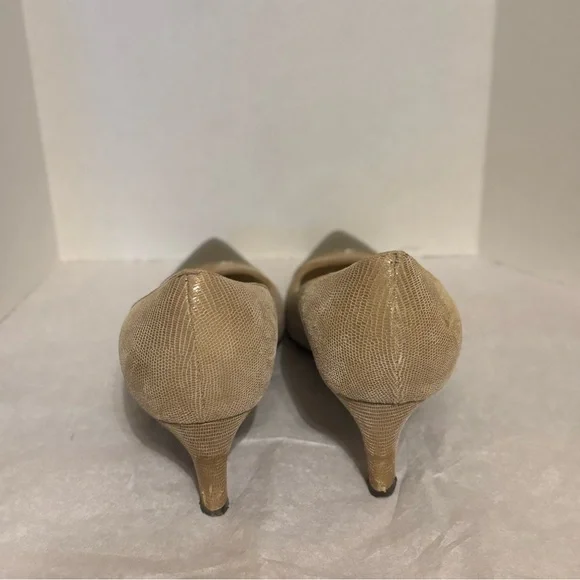 Amalfi by Rangoni Beige Khaki Croc Embossed Leather Pumps Size 9N Heels